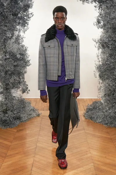 Look 16